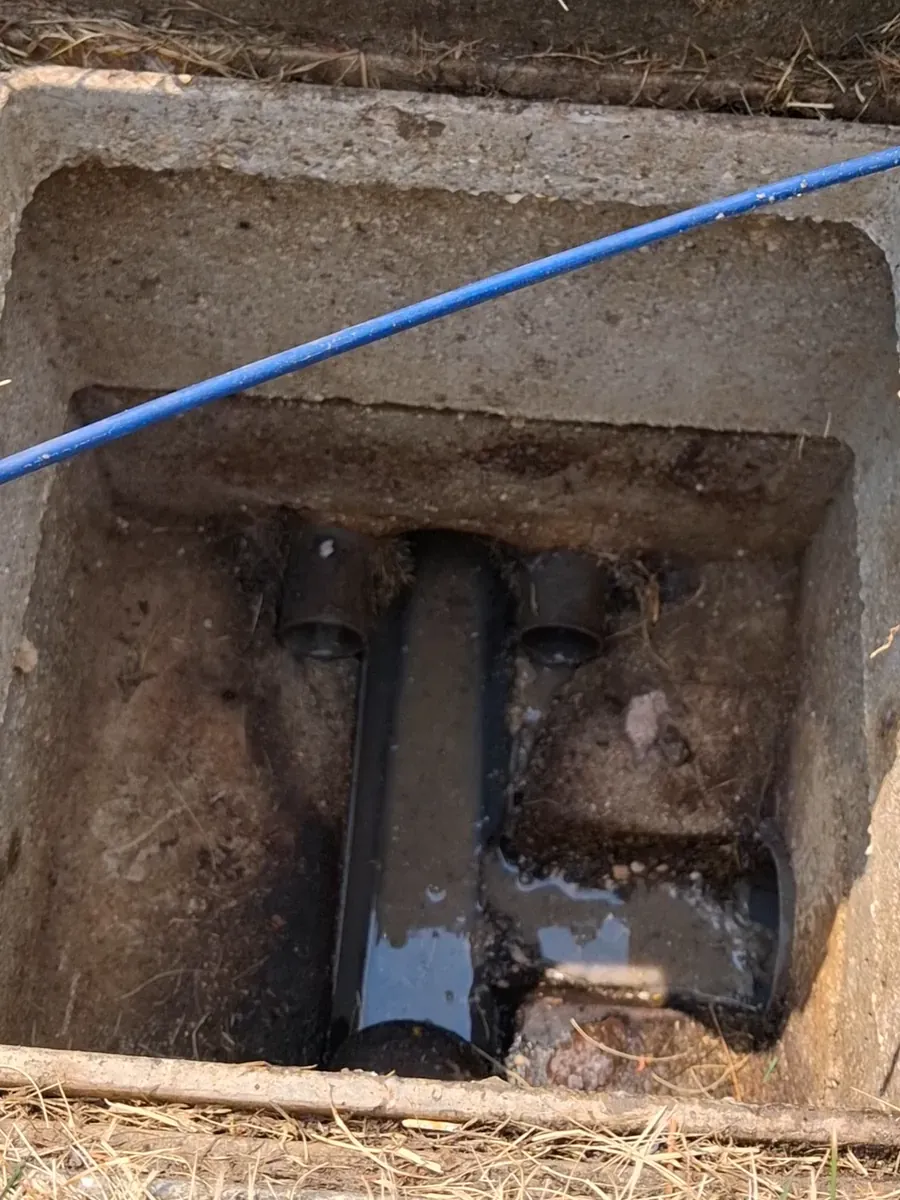 Regard de canalisation ouvert pendant un débouchage par Rhône Isère Assainissement