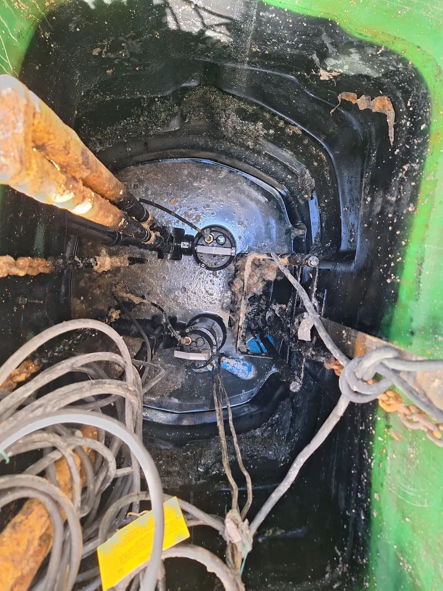 Poste de relevage ouvert pendant son entretien : pompes, câbles et flotteurs encrassés