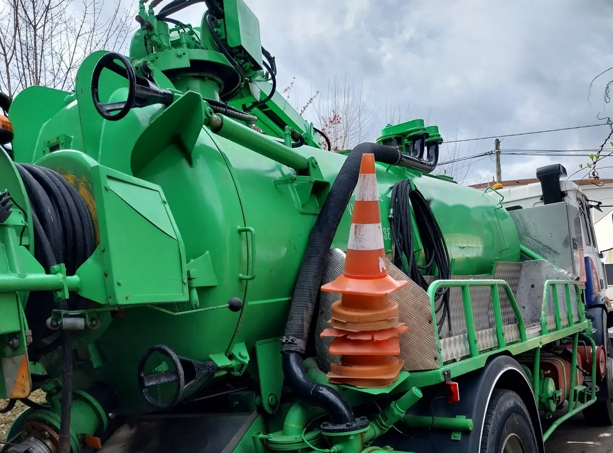 Camion aspirateur et hydrocureur de Rhône Isère Assainissement