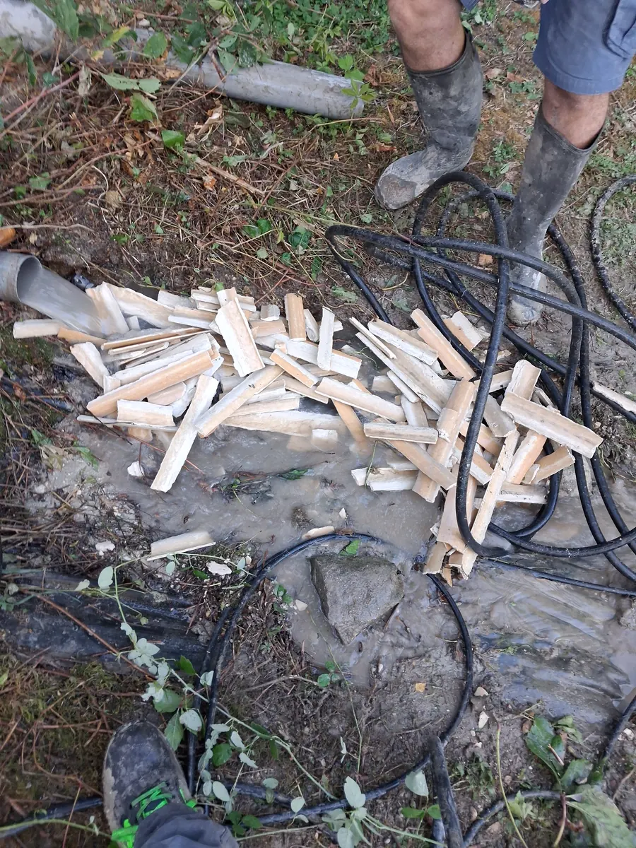 Débris sortis d'une canalisation lors du curage d'un réseau de source à Saint-Savin