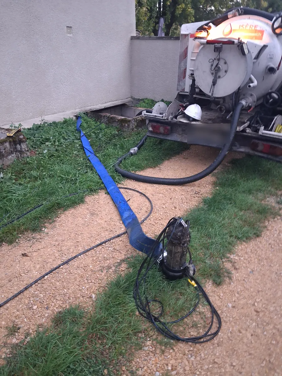 Pompe mise à disposition et camion de Rhône Isère Assainissement pour évacuer un drain à Saint-Savin